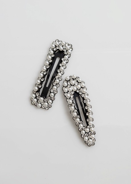 Hair clips set with decorative pearls