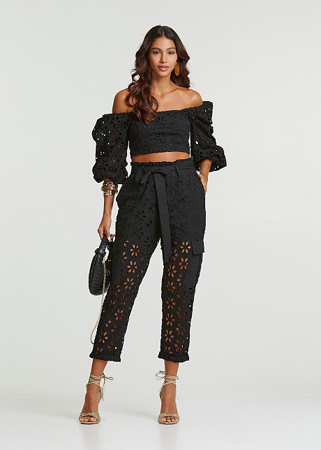 Cropped pants with broderie lace and cargo pockets