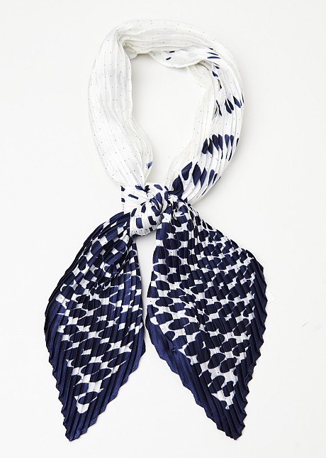 Pleated scarf in prints and satin look