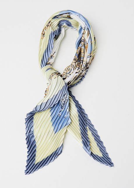 Pleated scarf with printed look