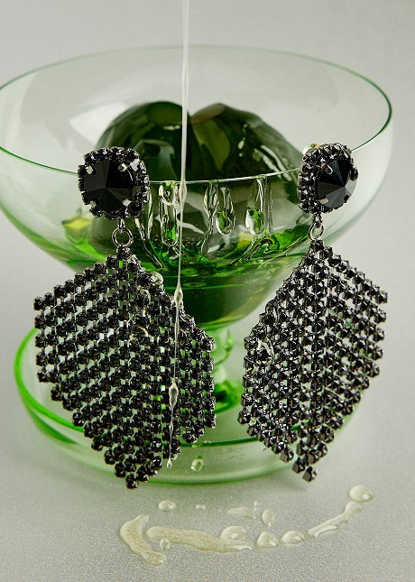 Drop earrings with black crystal