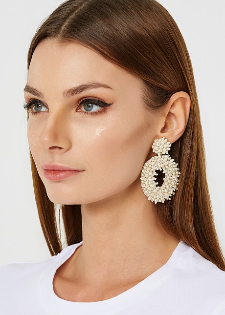 Earrings with decorative pearls