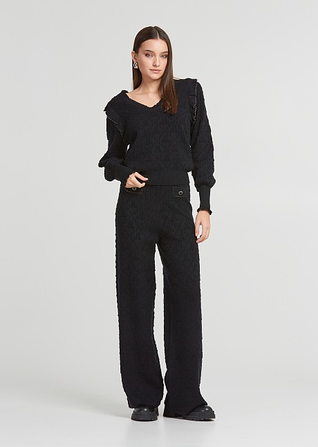 Trousers with monogram in the knit