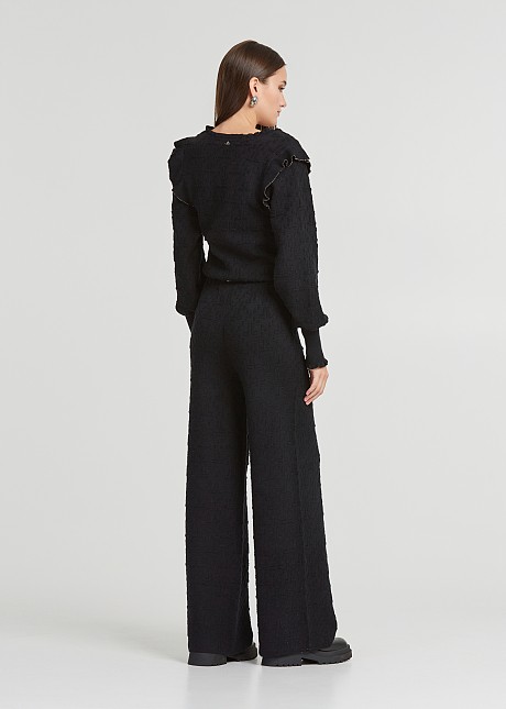 Trousers with monogram in the knit