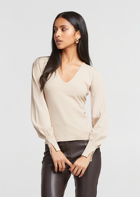 Sweater with V neckline and bold sleeves