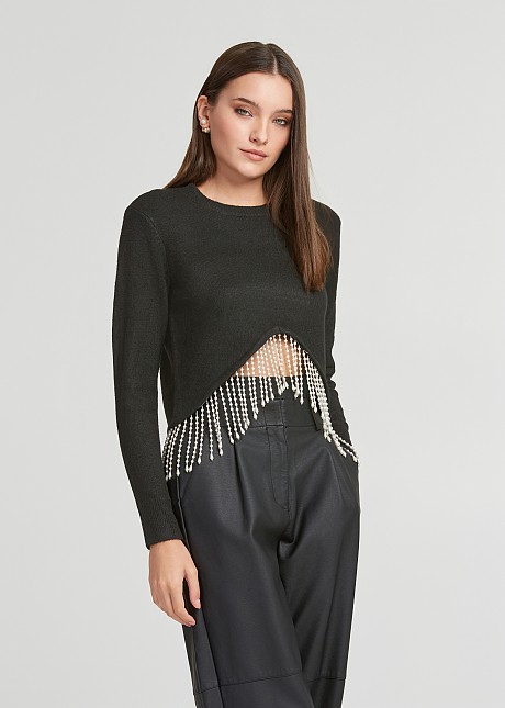 Cropped sweater with a row of pearls