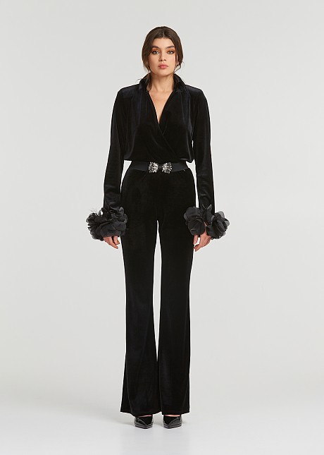 A blouse with a velvet look and feathered cuffs