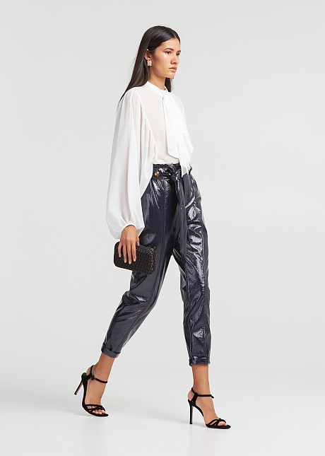 Highwaisted pants in vinyl look