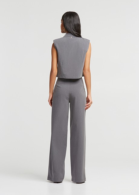 Cropped vest with a crossover fastening