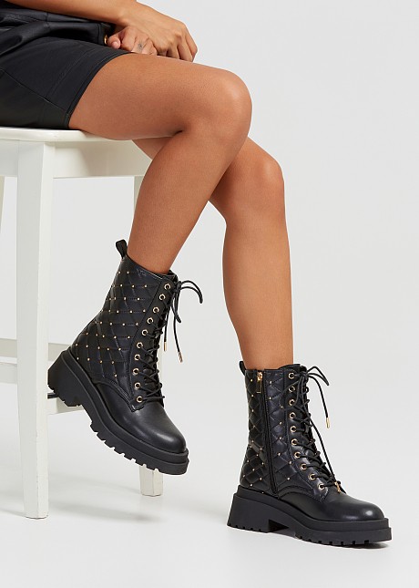 Quilted boots με studs