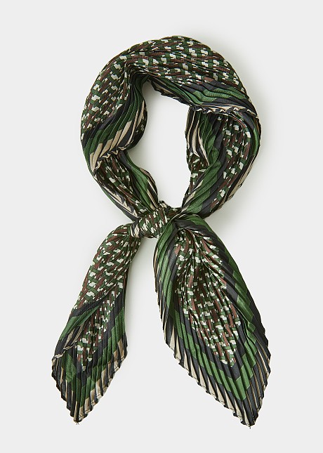 Scarf pleated with geometric print