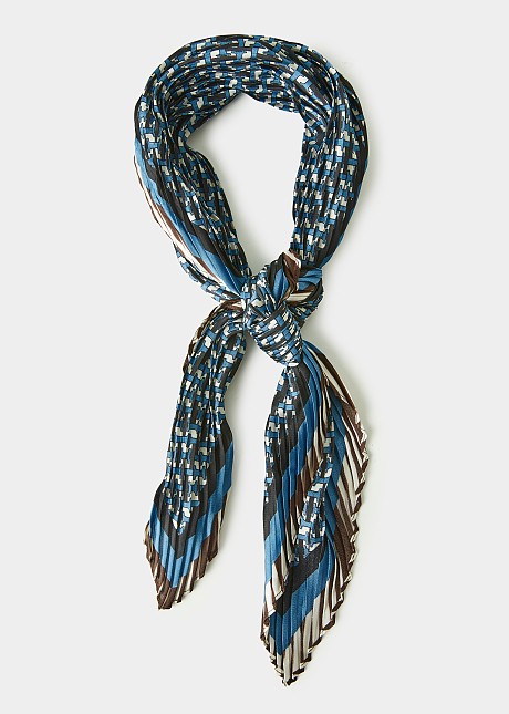 Scarf pleated with geometric print