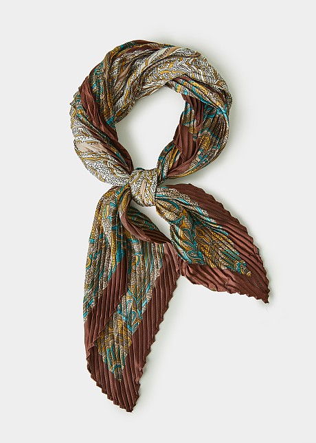 Scarf pleated with paisley print