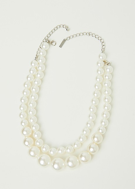 Necklace with pearls