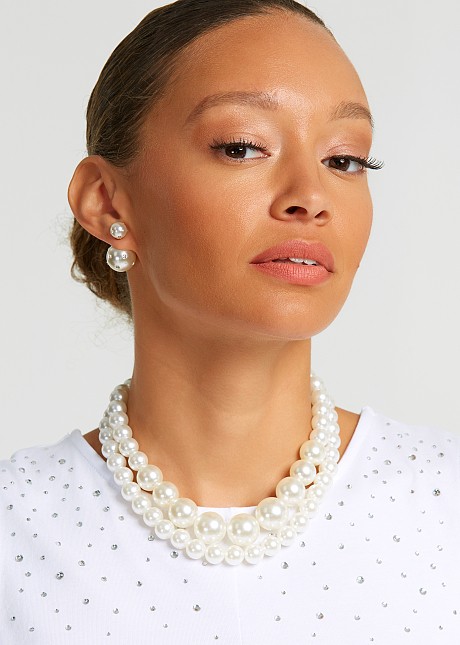 Necklace with pearls