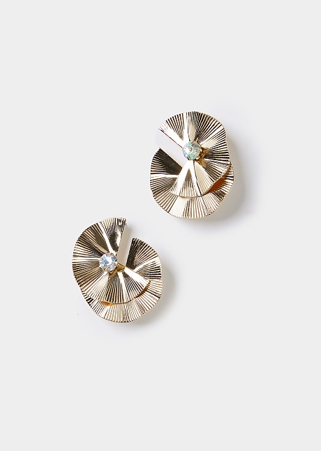 Stud floral earrings in gold look