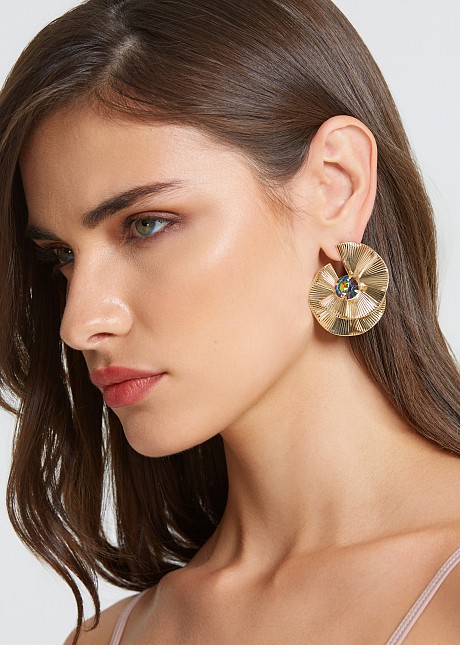 Stud floral earrings in gold look