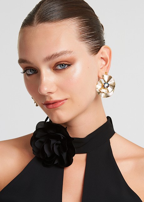 Stud floral earrings in gold look