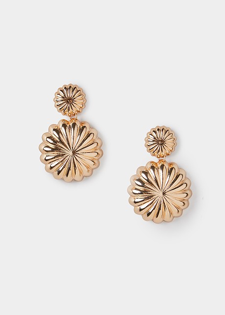 Drop flower earrings in golden look