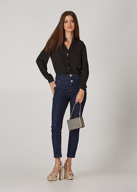 Mid-length shirt with bold shoulders