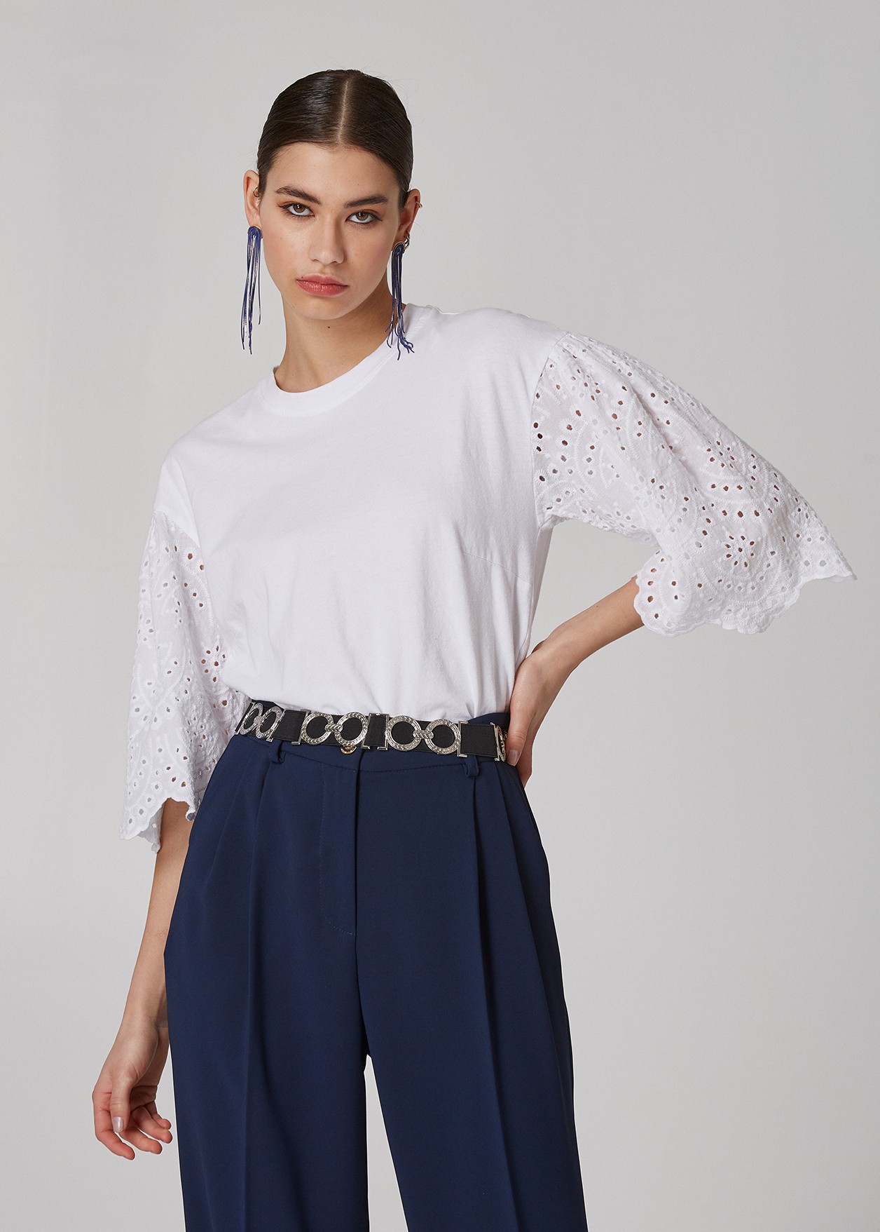 Box shape blouse with dtailed sleeves