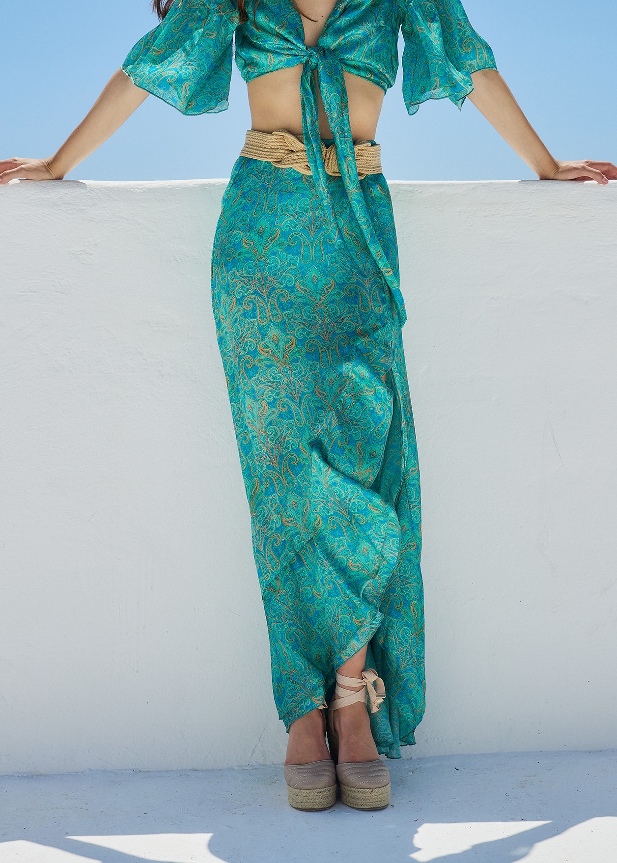 Maxi skirt with cut and paisley print
