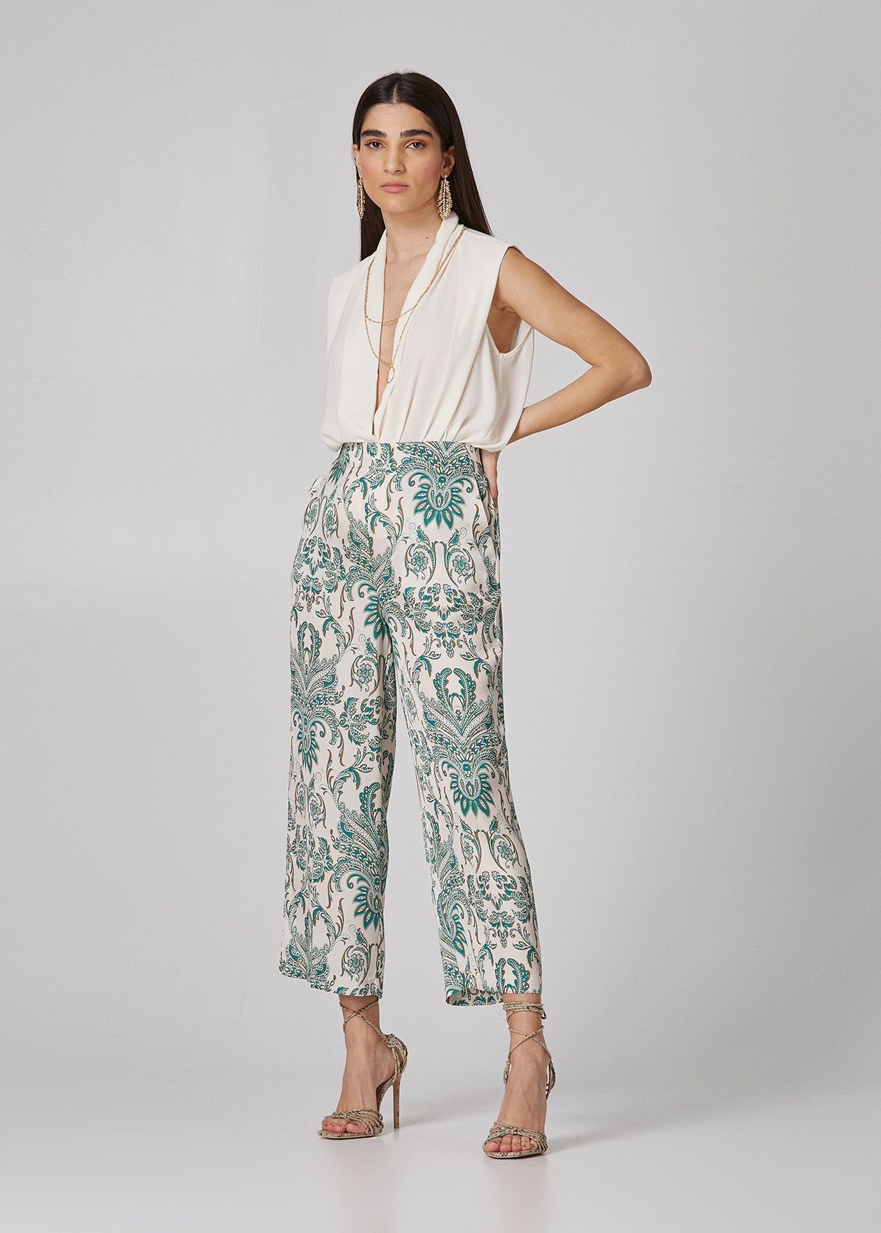 High rise trousers with paisleys