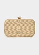 Clutch από raffia και μεταλλική λεπτομέρεια