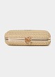 Clutch από raffia και μεταλλική λεπτομέρεια
