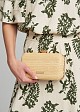 Clutch από raffia και μεταλλική λεπτομέρεια